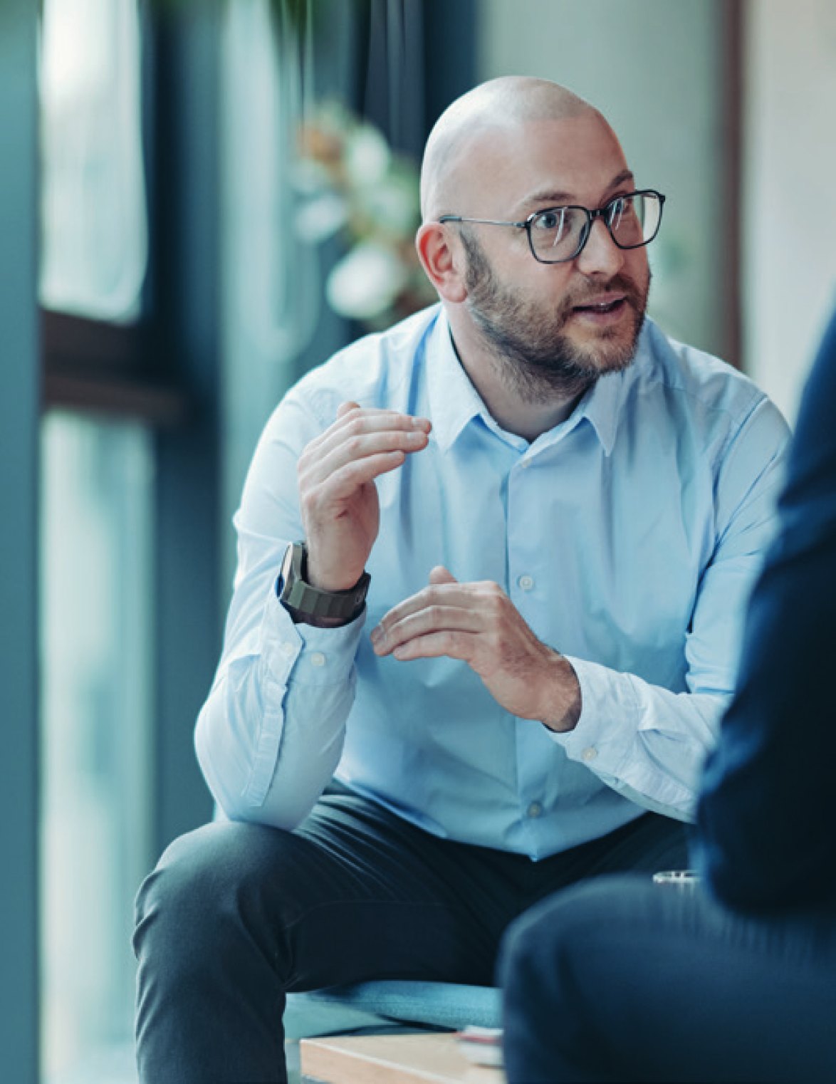 Zorgondernemer in gesprek tijdens een cirkelbijeenkomst